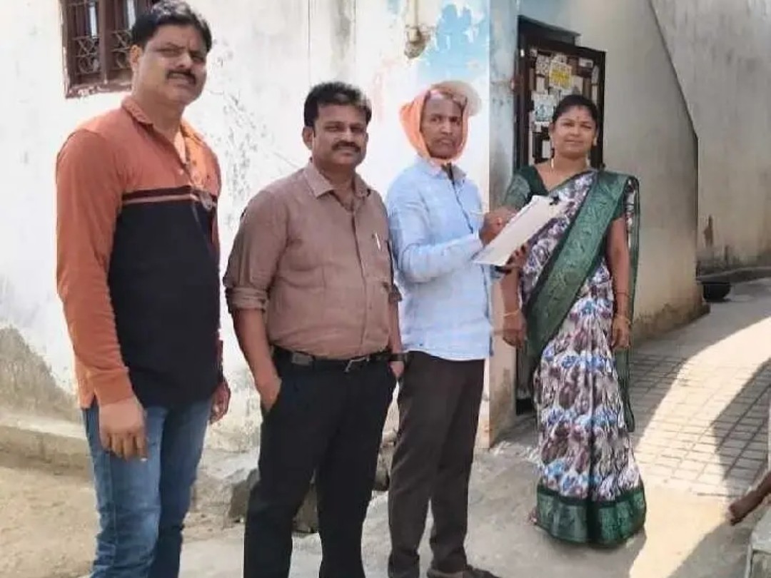 జనాభా గణన సర్వేను పరిశీలించిన అధికారులు
