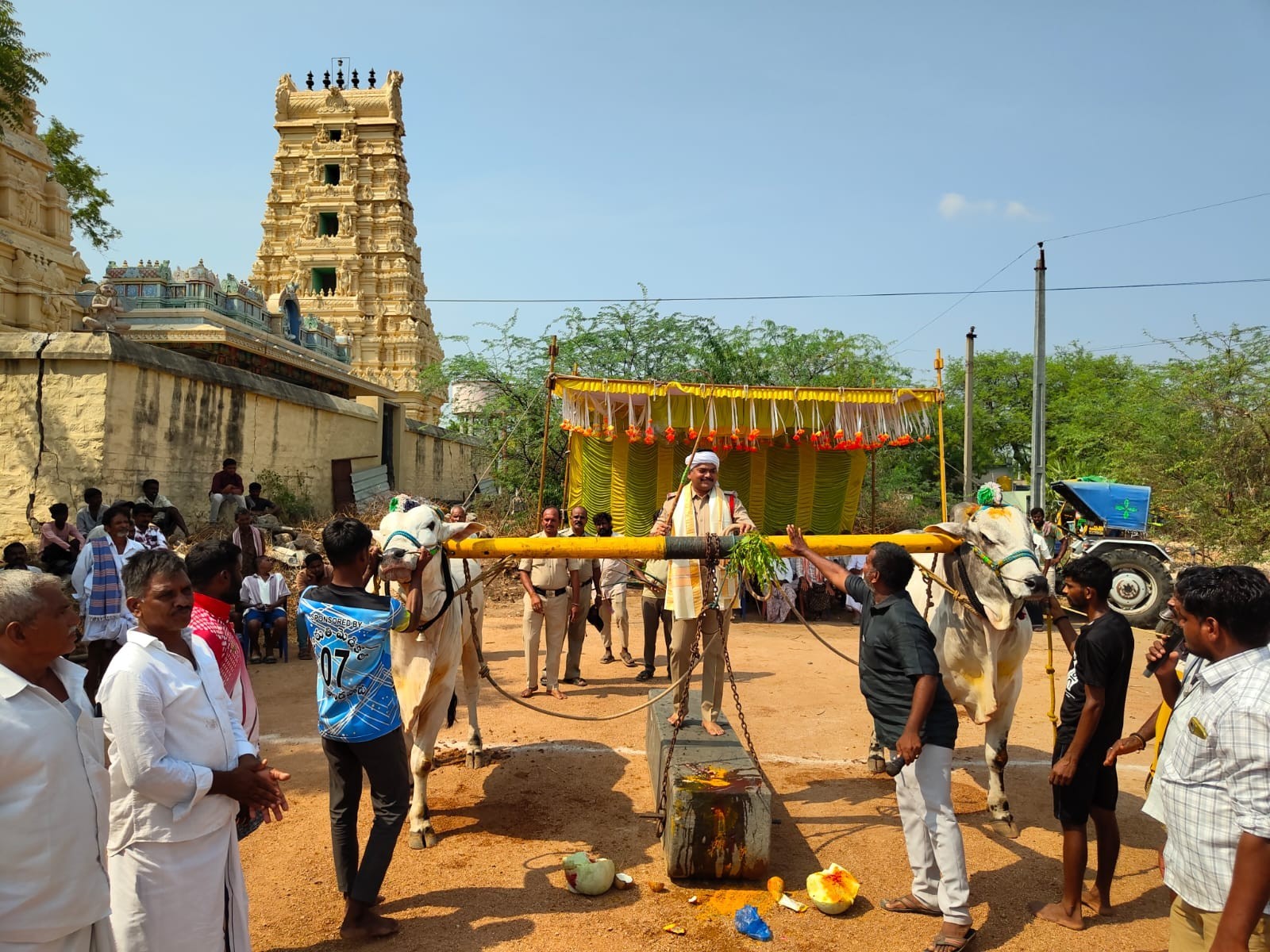 రాతిదూలం లాగుడు పోటీలను ప్రారంభించిన ఎస్సై