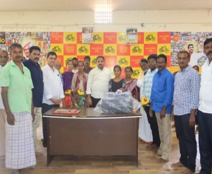 విద్యార్థులకు ఎమ్మెల్యే చేతుల మీదుగా బహుమతులు