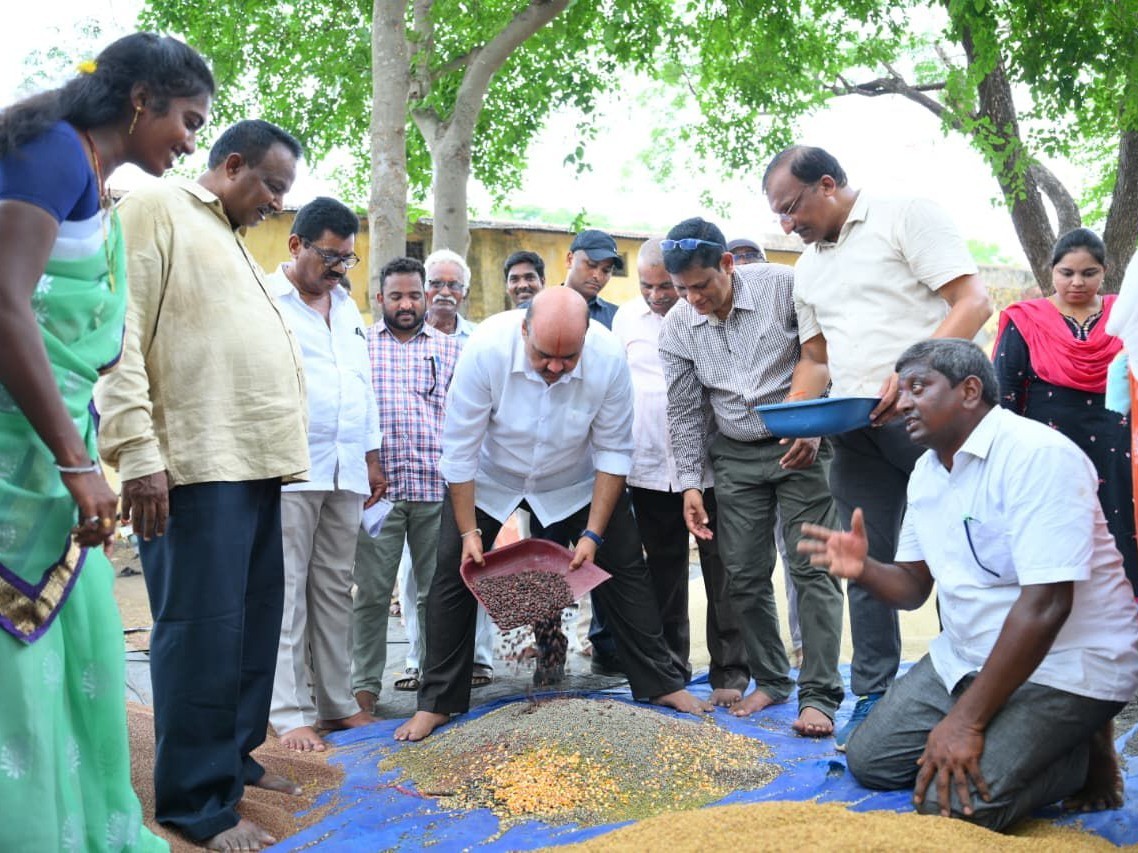 “నవధాన్యాల సాగు” కోసం విత్తనాలను పంపిణీ