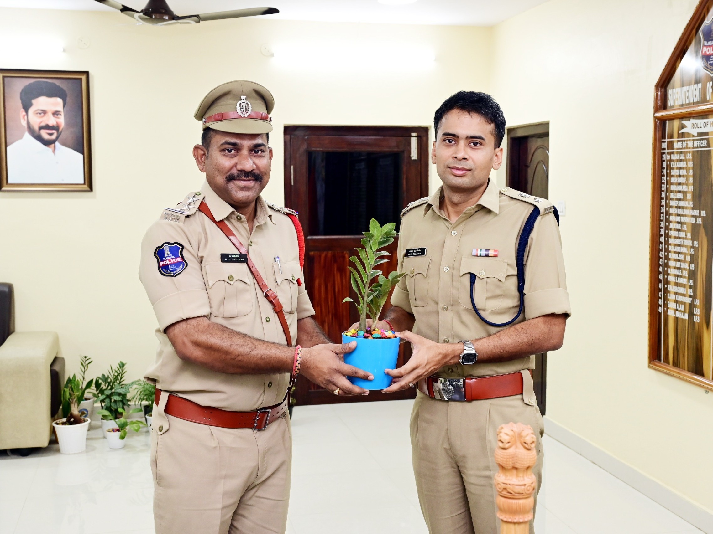 మహిళ పోలీస్ స్టేషన్ ఇన్స్‌పెక్టర్‌గా ఫణిదర్