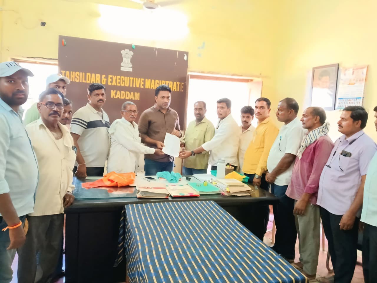 తూకం వేసిన మొక్కజొన్న సంచులను తరలించాలని వినతి