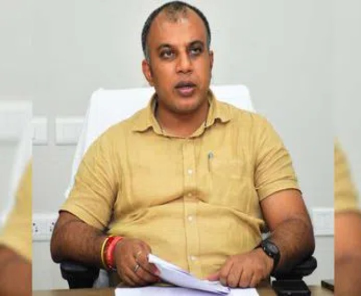 జిల్లా కలెక్టర్ నిర్ణయాలపై వివాదం