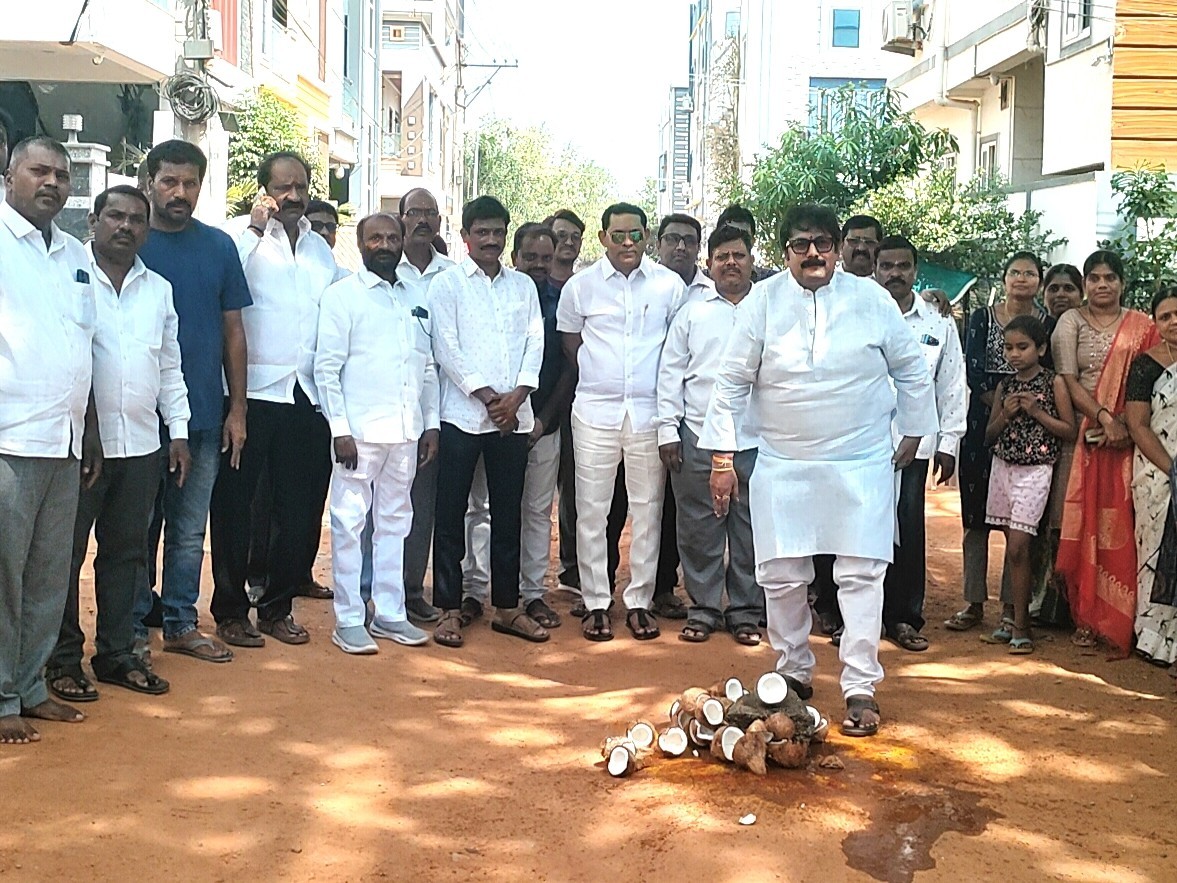 సీసీ రోడ్లకు శంకుస్థాపన చేసిన మాజీ కార్పొరేటర్