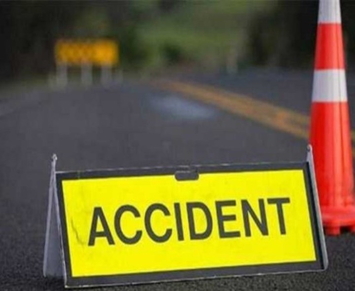 డివైడర్‌ను ఢీకొని కారు బోల్తా