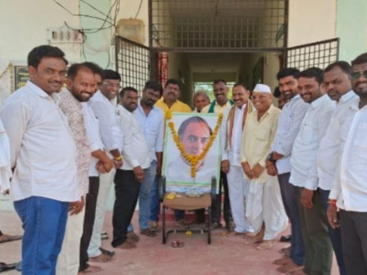 దేశ అభివృద్ధి కోసం మార్గం చూపిన వ్యక్తి రాజీవ్ గాంధీ