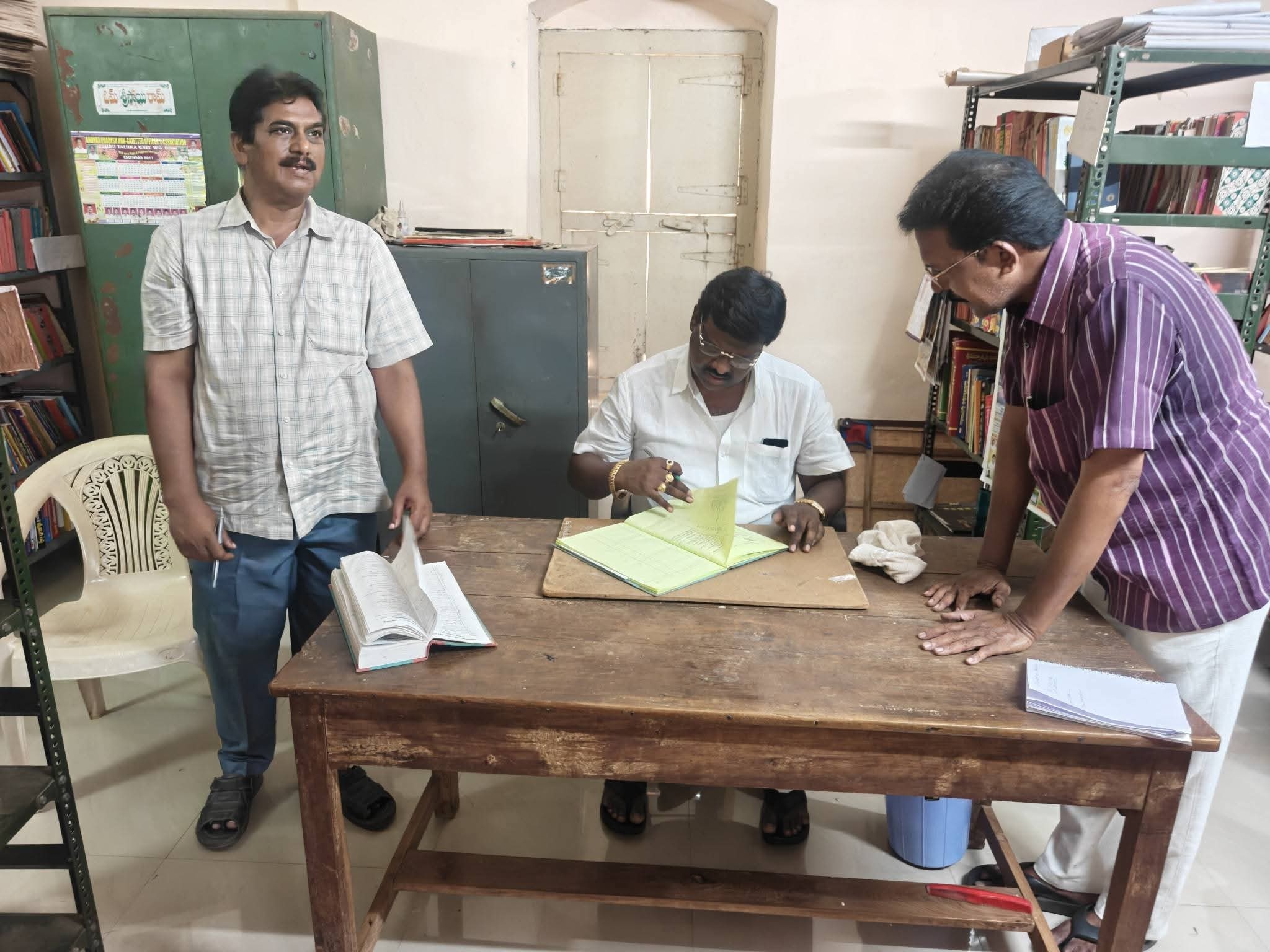 గ్రంథాలయాన్ని తనిఖీ చేసిన ఛైర్మన్
