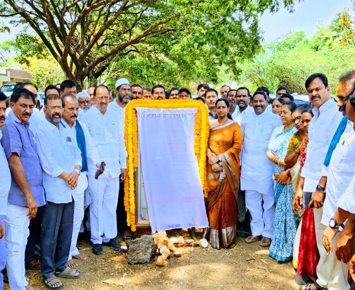 రాజీవ్ గాంధీ విగ్రహానికి భూమి పూజ చేసిన ఎమ్మెల్యే