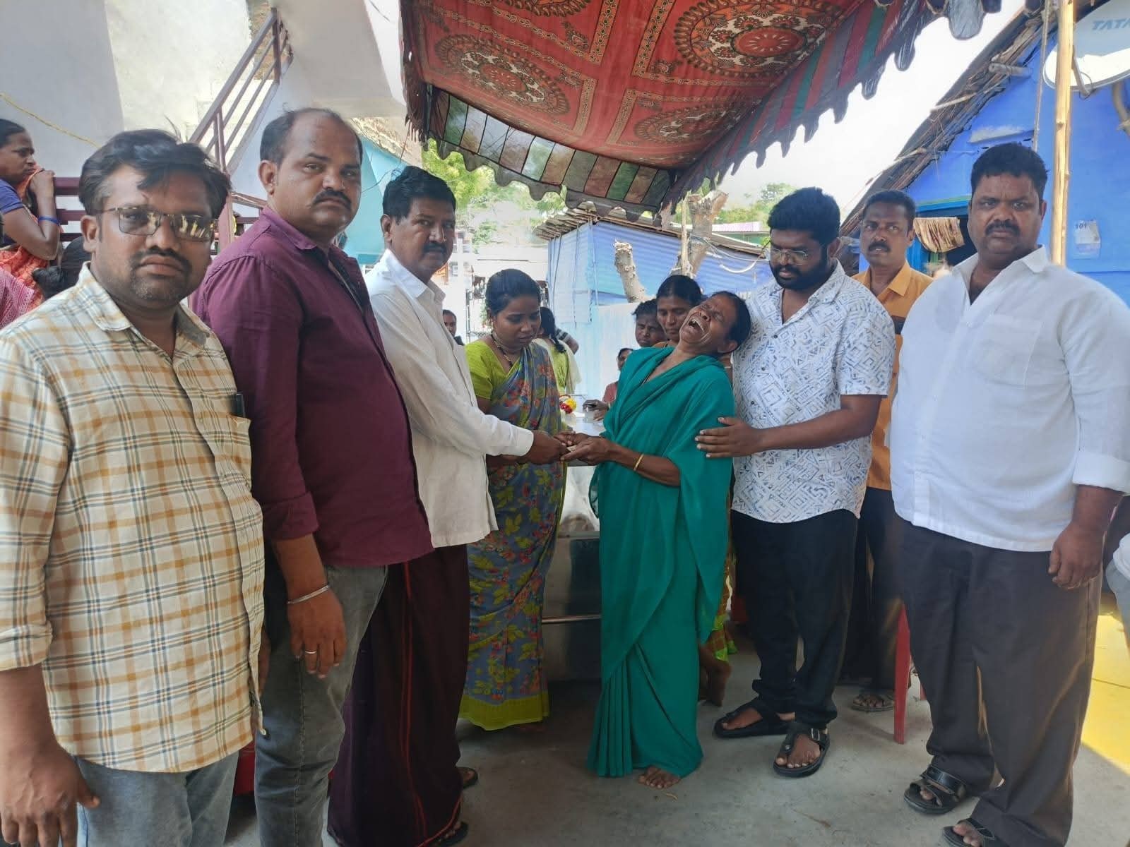మృతుడి కుటుంబానికి మాజీ ఎమ్మెల్యే ఆర్థిక సాయం