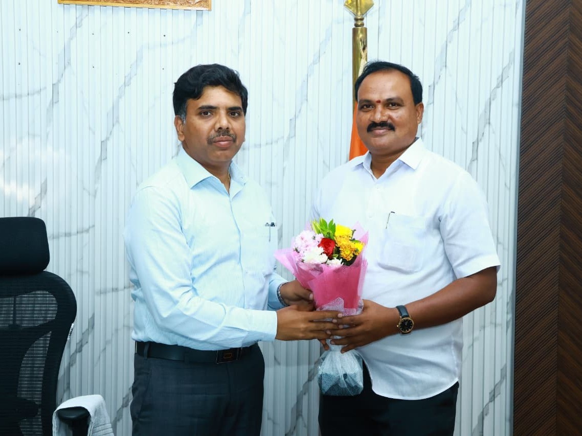 కలెక్టర్ మర్యాదపూర్వకంగా కలిసిన వీరబాబు