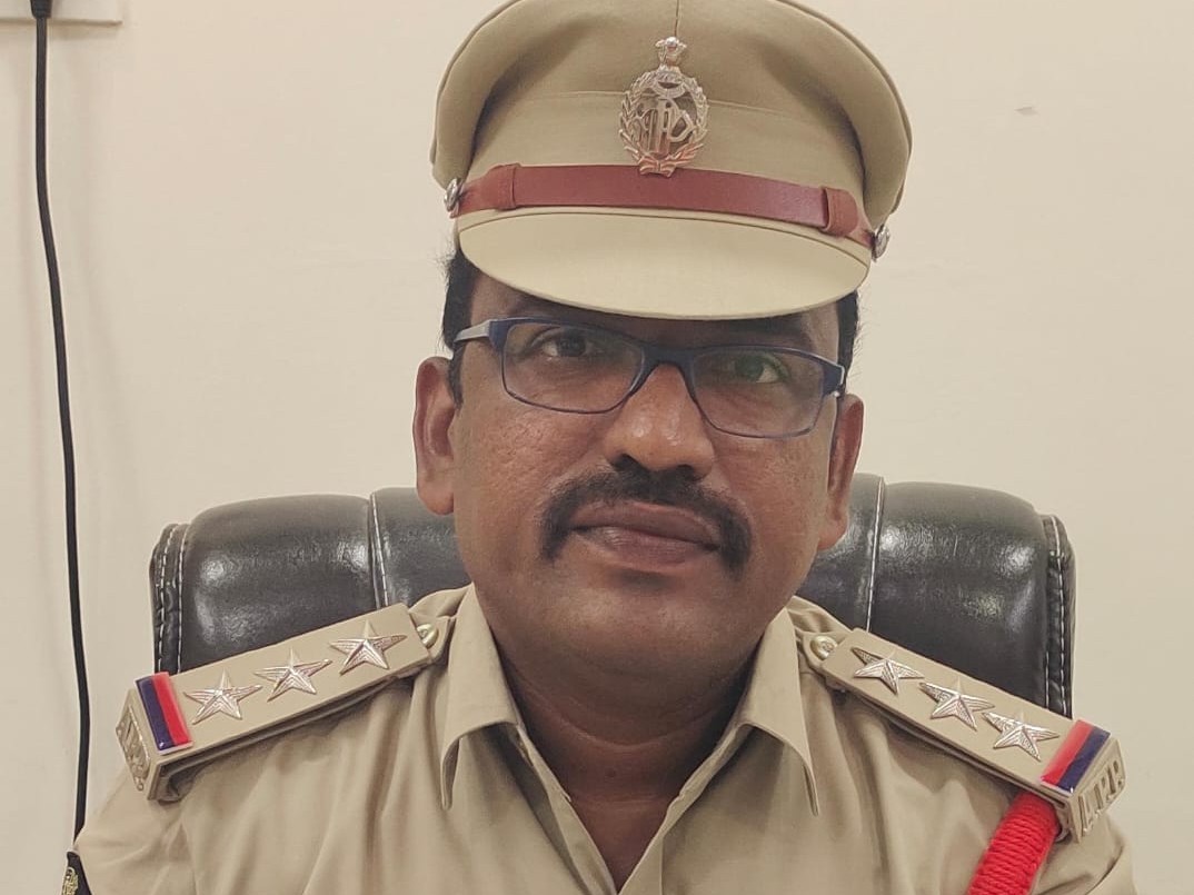 పోలీసులపై మహిళ అసత్య ప్రచారం.!