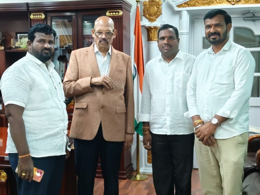 మాజీ ఎంపీను కలిసిన బీజేపీ జిల్లా అధ్యక్షుడు