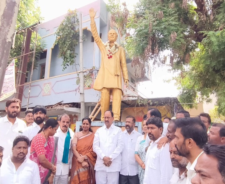 రాజీవ్ గాంధీ విగ్రహానికి నివాళులర్పించిన ప్రజా ప్రతినిధులు