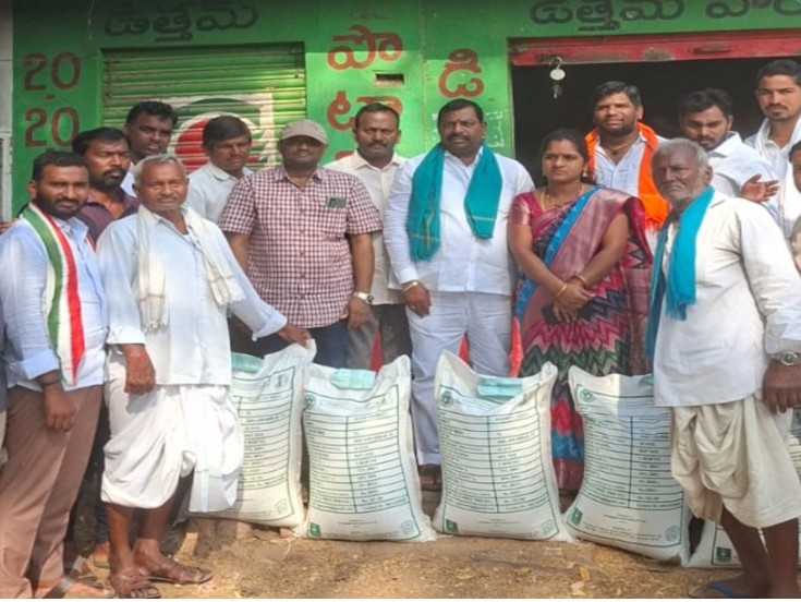 కల్లెడలో జీలుగు విత్తనాల పంపిణీ