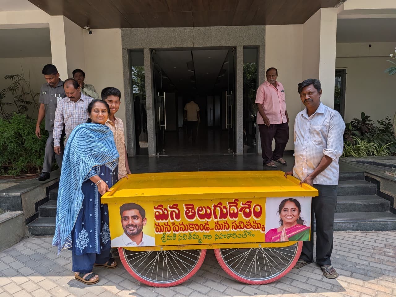 కూరగాయల వ్యాపారికి తోపుడు బండి అందజేత