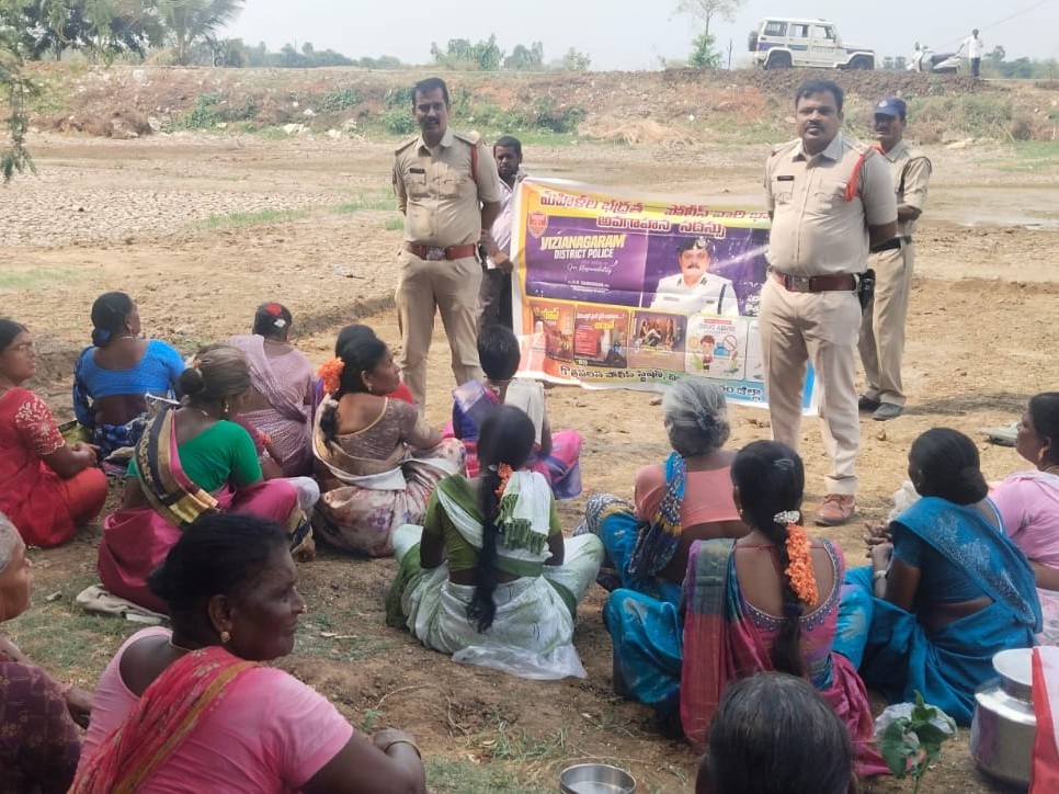 చట్టాలపై అవగాహన కల్పించిన సీఐ