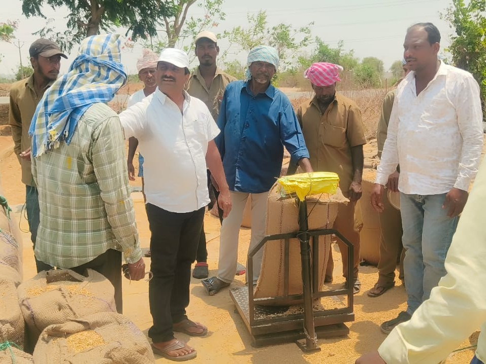 రైతుల ముందు పినతల్లి ప్రేమ చూపారు: ఎమ్మెల్యే
