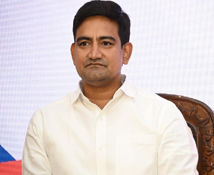 మంత్రి కొండపల్లిని కలిసిన స్త్రీ నిధి ఉద్యోగులు