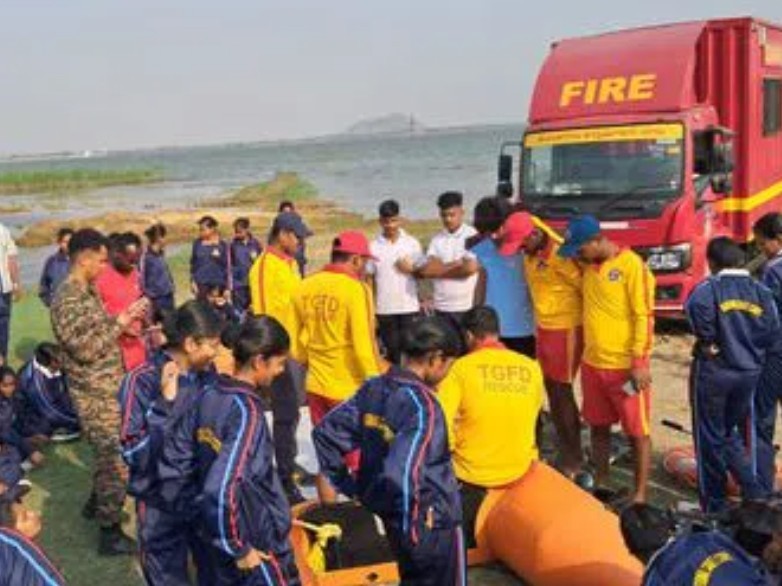 యువ ఆపద మిత్రలకు నీటి రక్షణ శిక్షణ