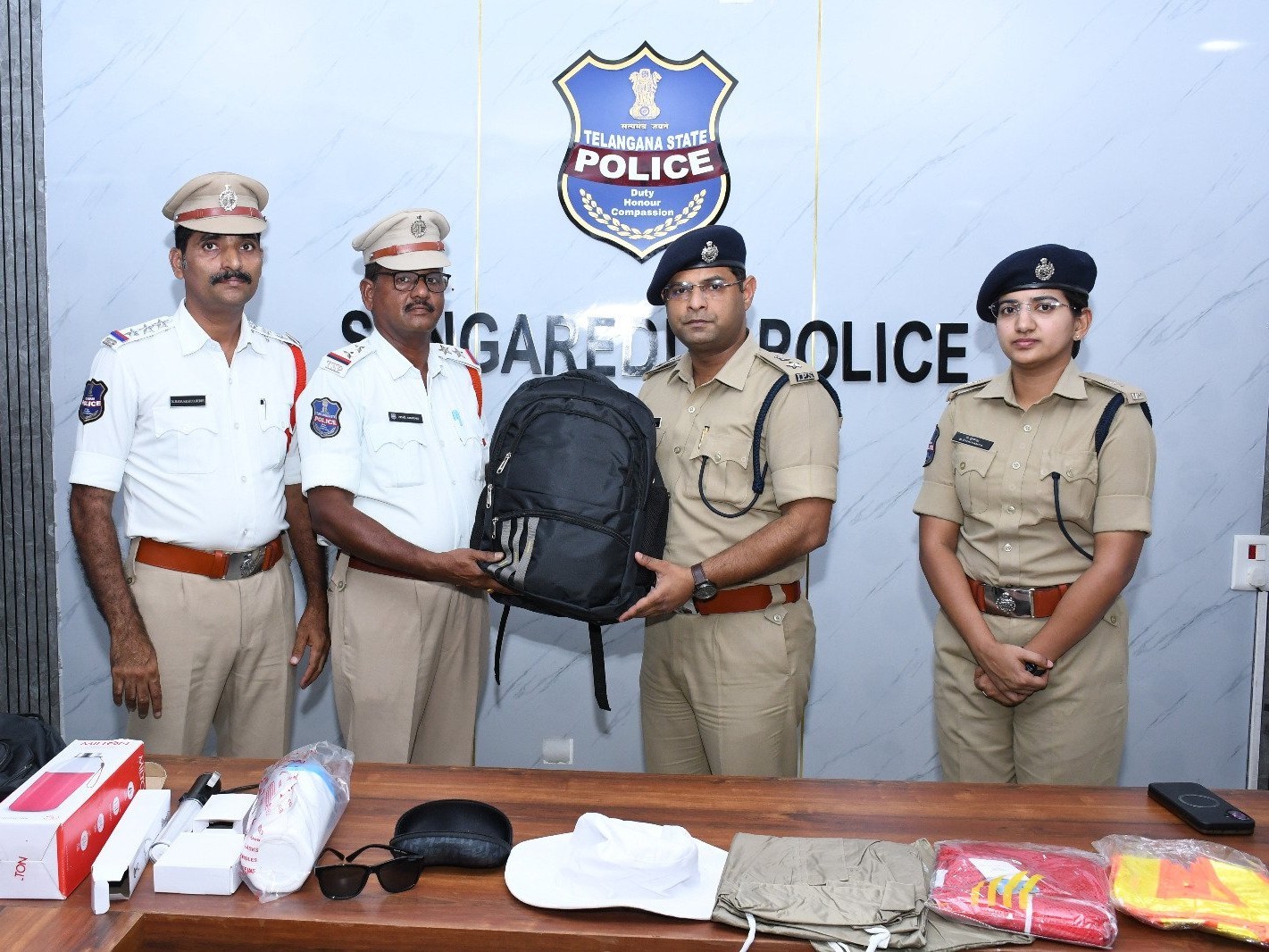 ట్రాఫిక్ పోలీసులకు ప్రత్యేక కిట్ల పంపిణీ
