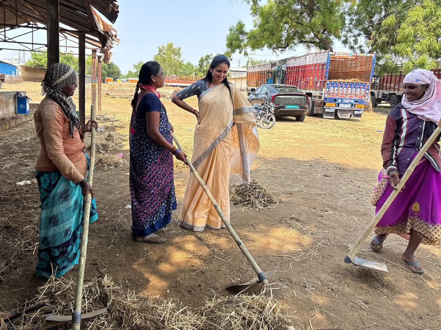 స్వీపర్లకు స్క్రాపర్లు పంపిణీ చేసిన చైర్‌పర్సన్