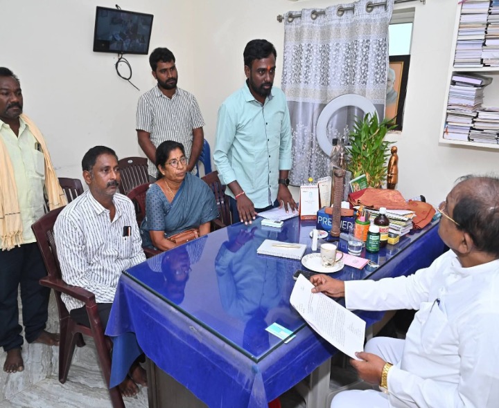 కాలనీ సమస్యలపై ఎమ్మెల్సీకి వినతి