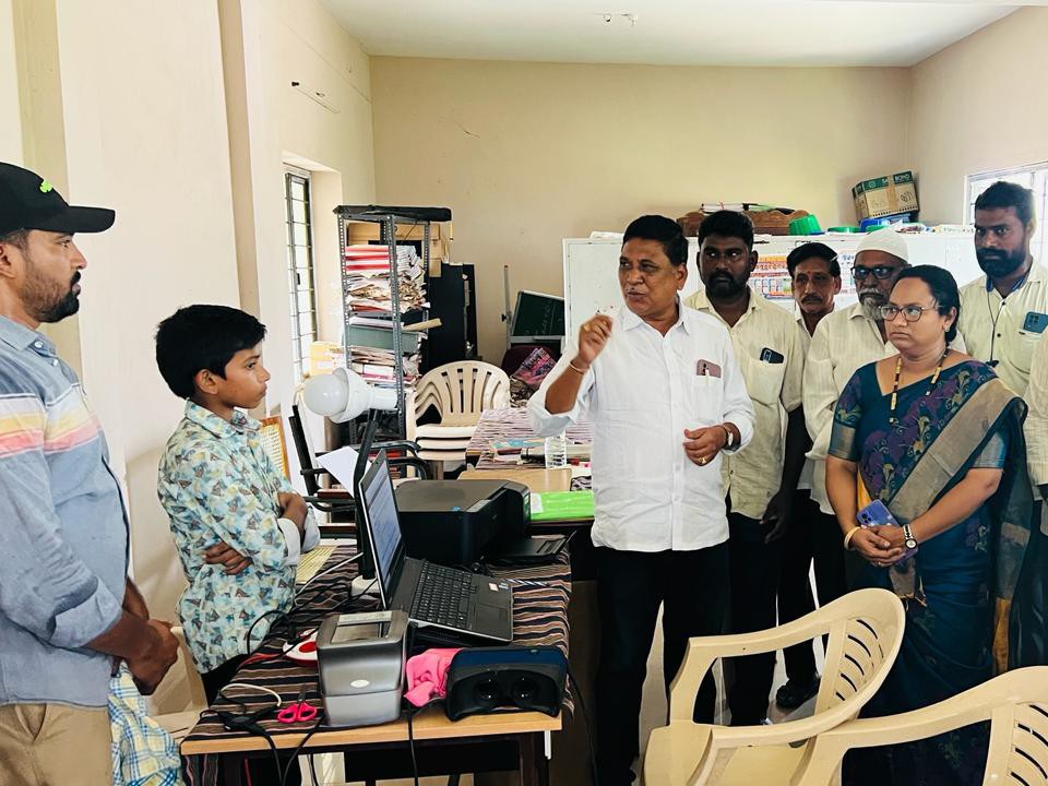 ఆధార్ కేంద్రాన్ని ప్రారంభించిన ఎంపీడీవో