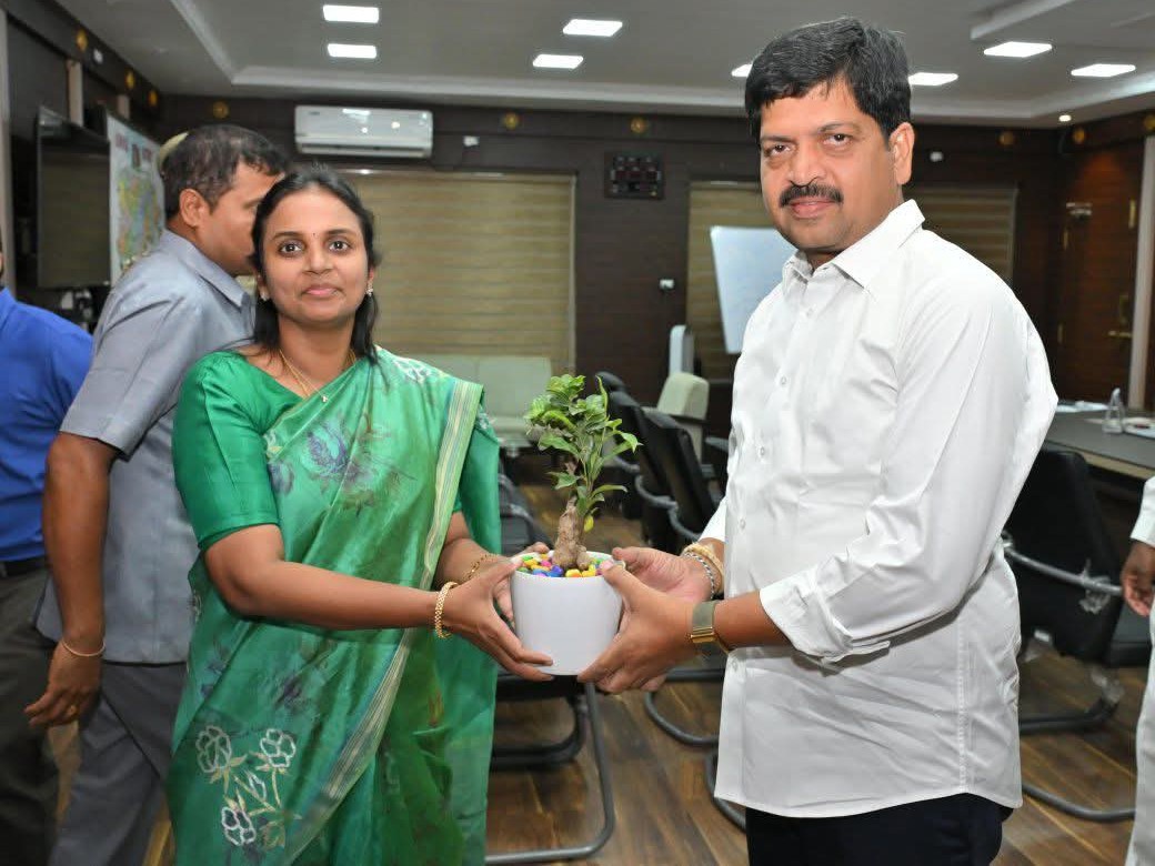 మంత్రి కొల్లు రవీంద్రను కలిసిన కలెక్టర్, ఎస్పీ