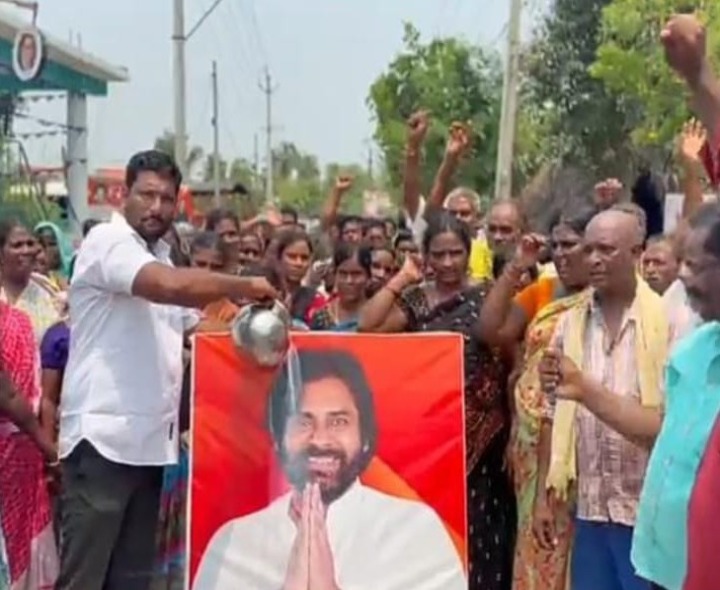 పవన్ చిత్రపటానికి పాలాభిషేకం చేసిన ఉపాధి కూలీలు
