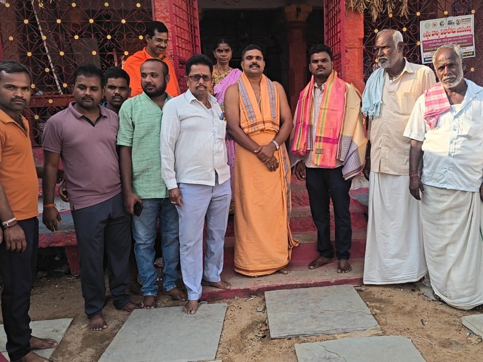 ఆలయ అర్చకుడిని నియమించాలని వినతి