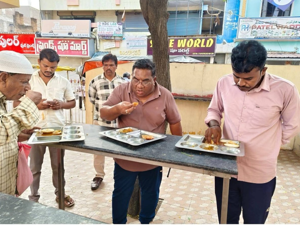 అన్న క్యాంటీన్‌లో నాణ్యతను పరిశీలించిన కమిషనర్