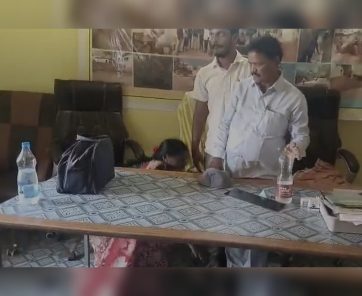 MPO కాళ్లు మొక్కిన మాజీ సర్పంచ్
