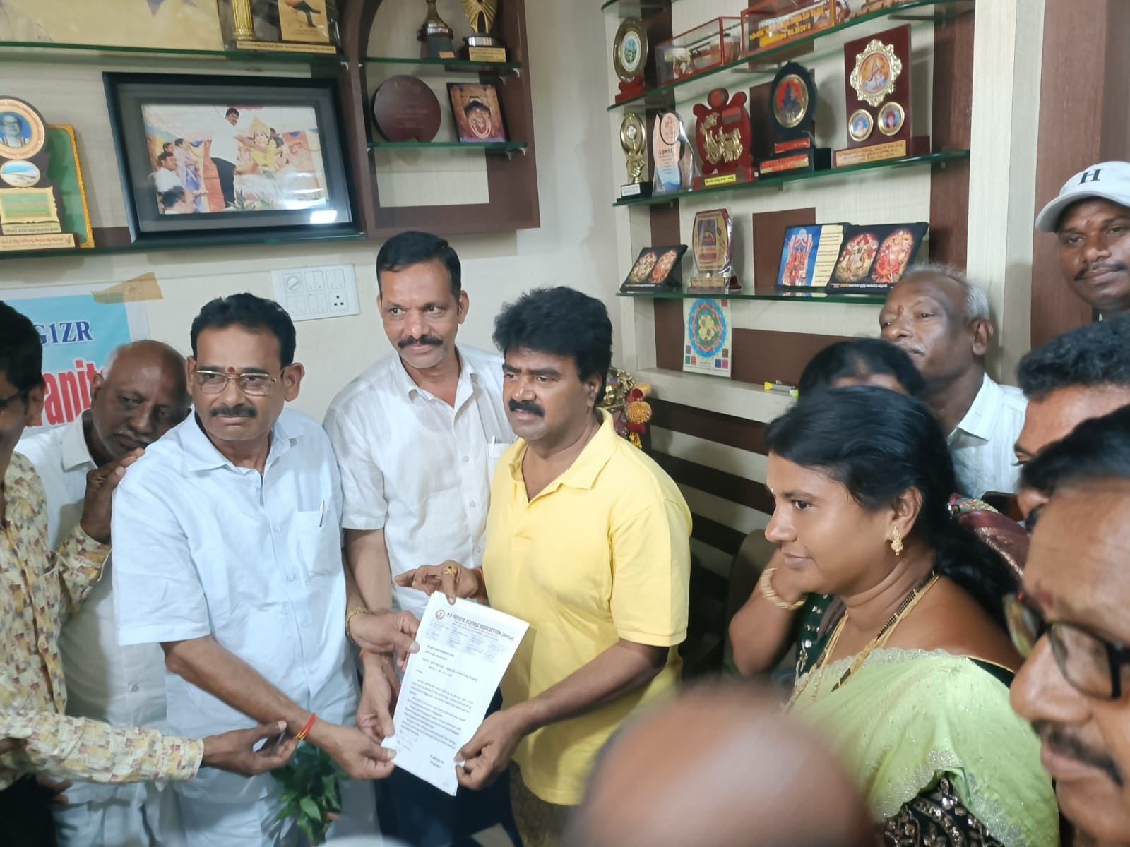 ‘బడ్జెట్ పాఠశాలల సమస్యలను పరిష్కరించాలి’