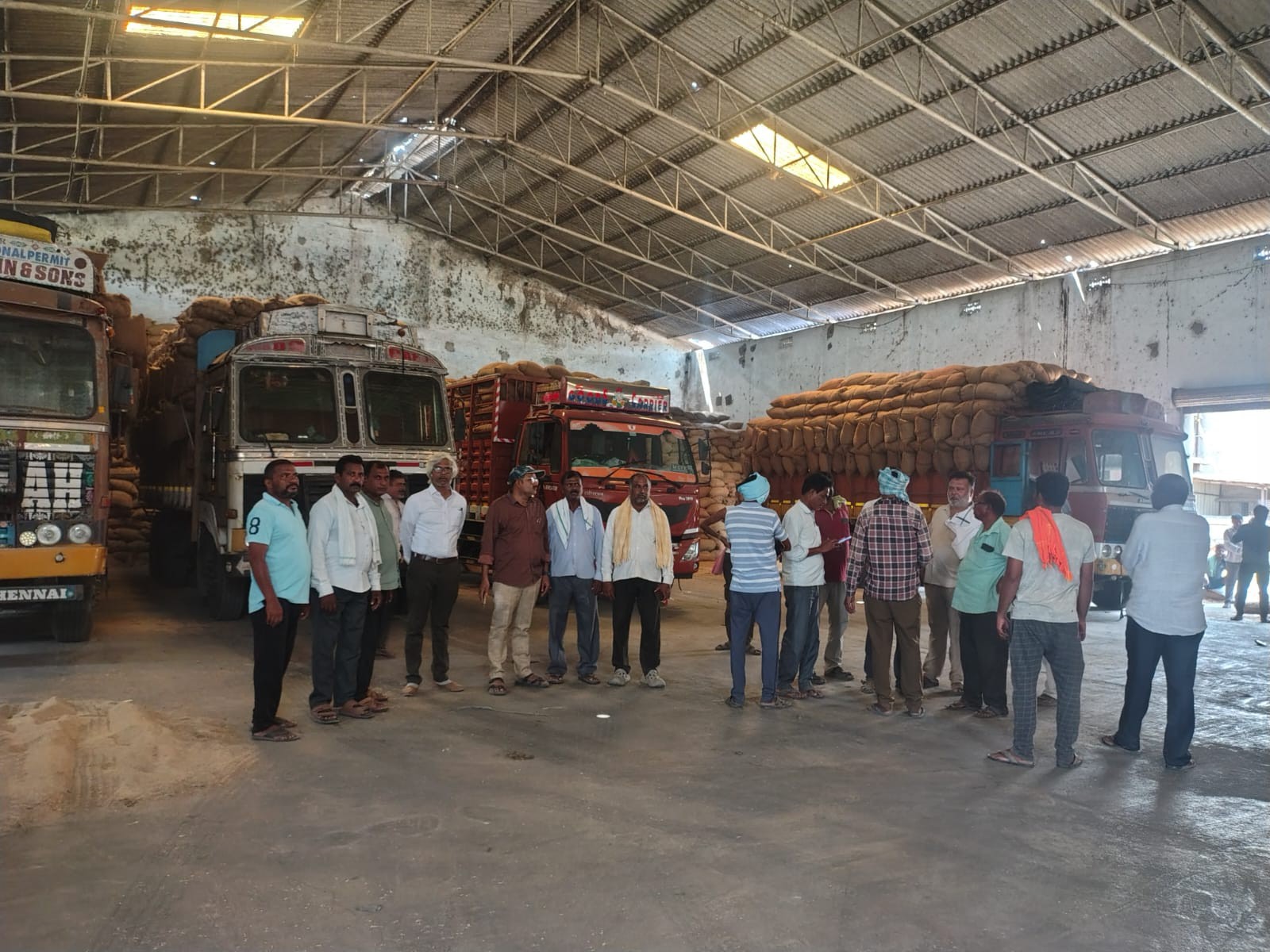 గోదాములను పరిశీలించిన అధికారులు
