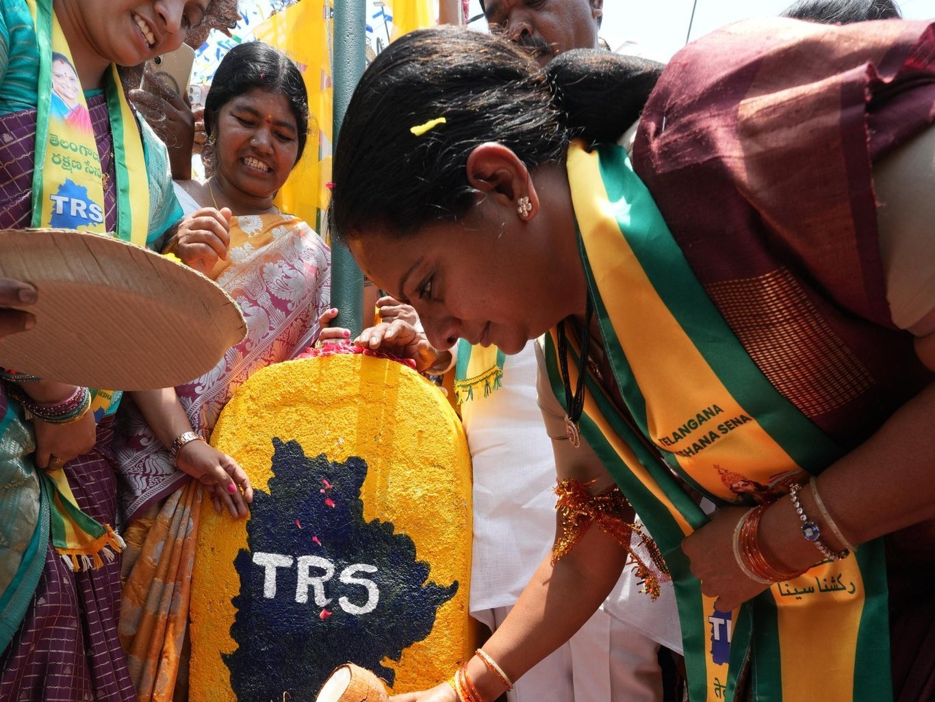 గండి మైసమ్మ చౌరస్తాలో TRS పార్టీ జెండా పండుగ