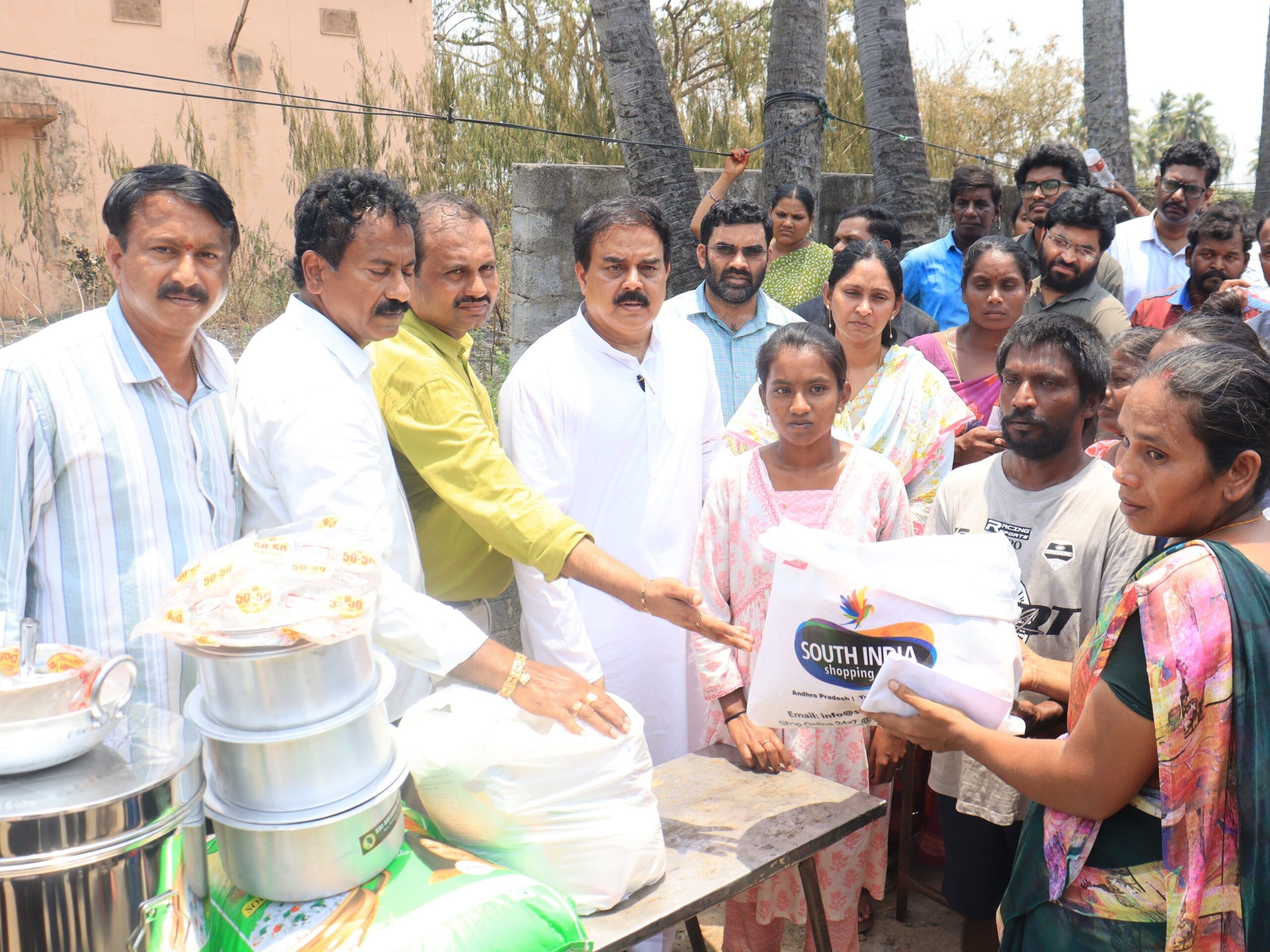 అగ్నిబాధితులను పరామర్శించిన మంత్రి నాదెండ్ల