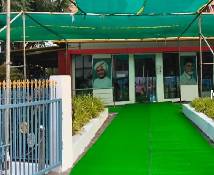 అన్నా క్యాంటీన్ వద్ద తాత్కాలిక నీడ  ఏర్పాటు