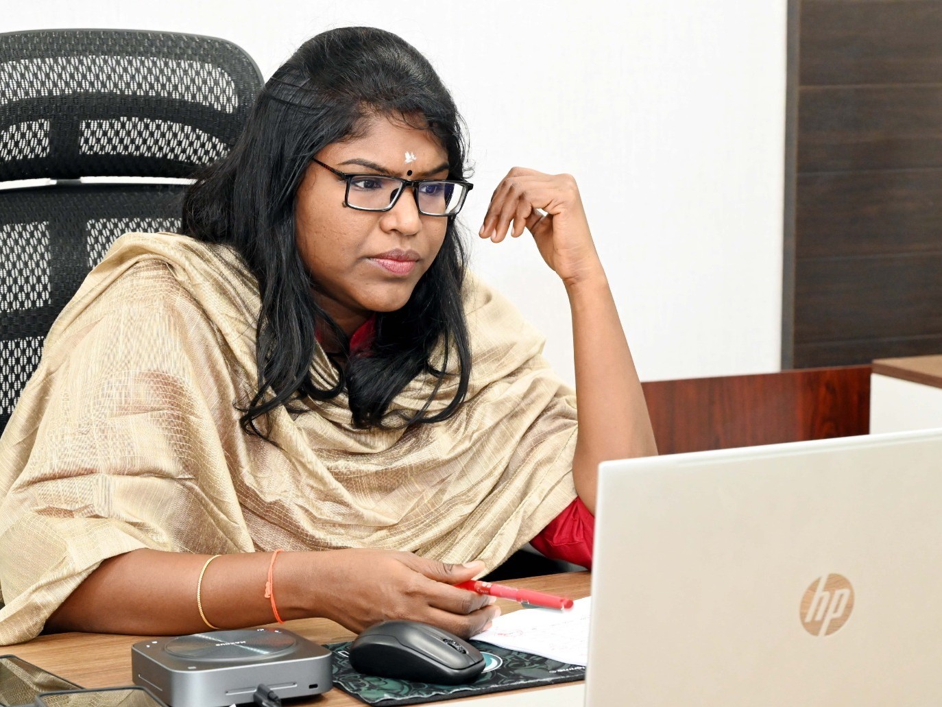 అధికారులతో సమీక్షనిర్వహించిన కలెక్టర్
