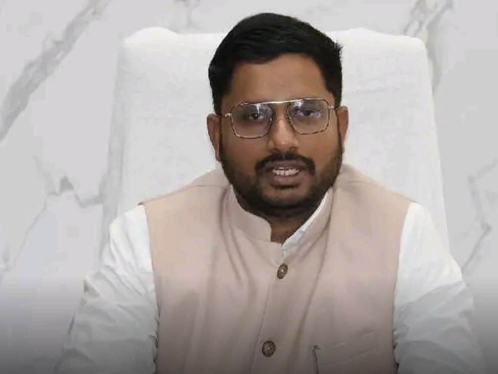 అనాథ బాలికలకు ఉచిత విద్య: కలెక్టర్