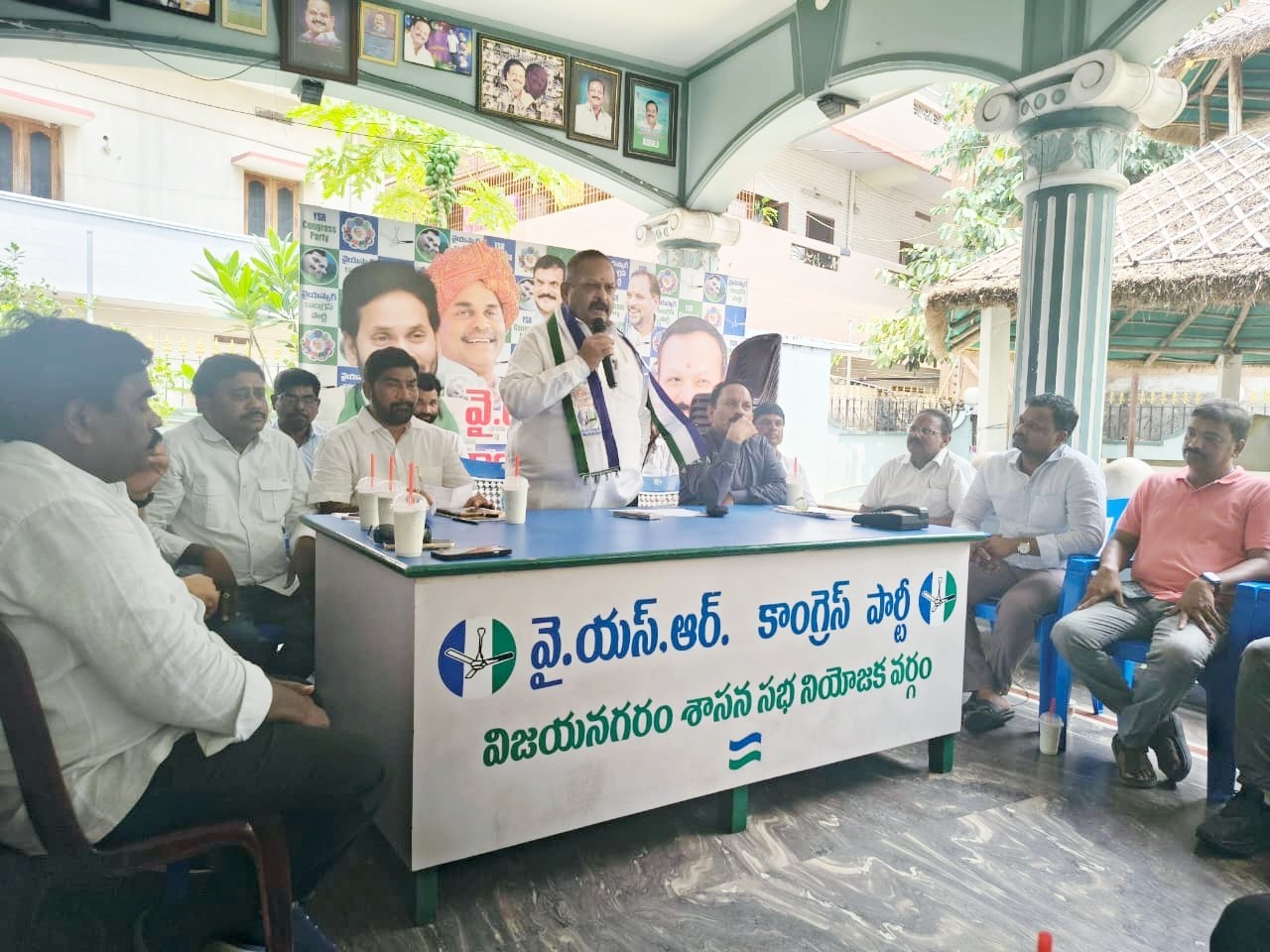 నాయకులతో సమావేశం నిర్వహించిన కోలగట్ల