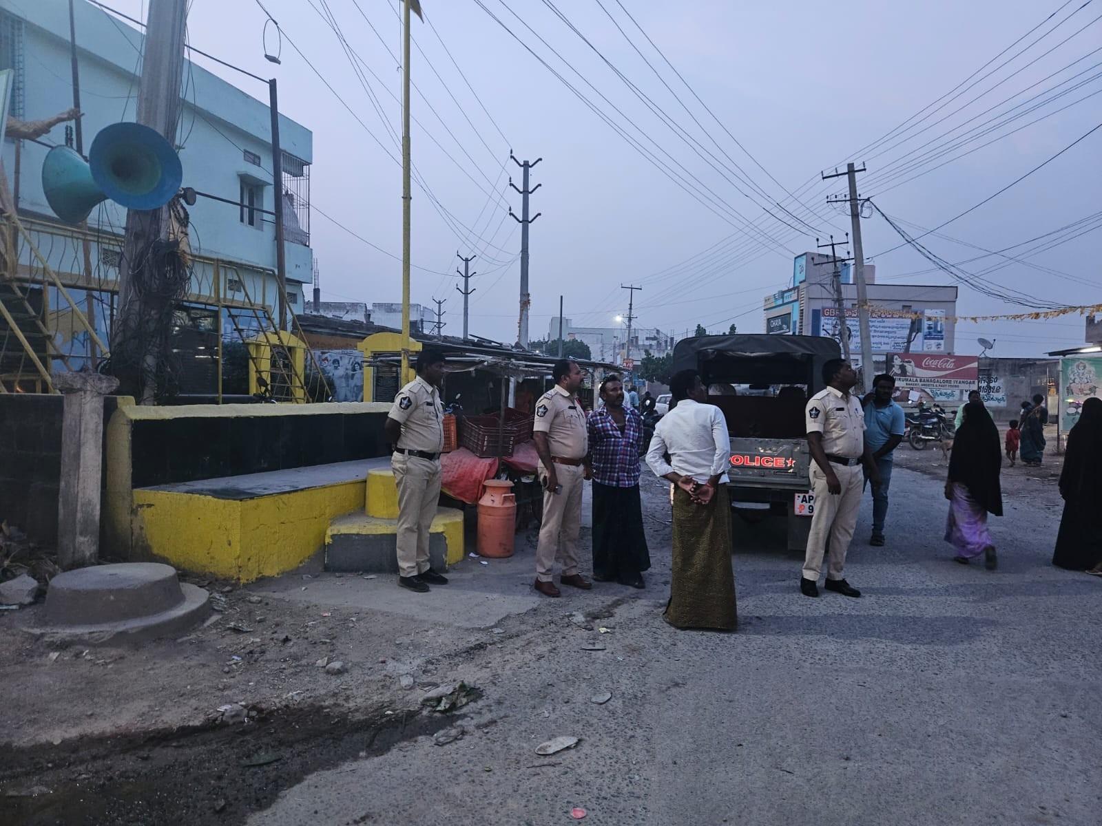 బల్లికురవ కూడలిలో పోలీసుల వినూత్న ప్రచారం!