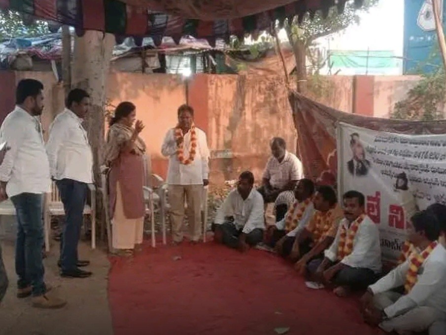 దీక్ష విరమింప చేసిన దళిత సంఘాలు