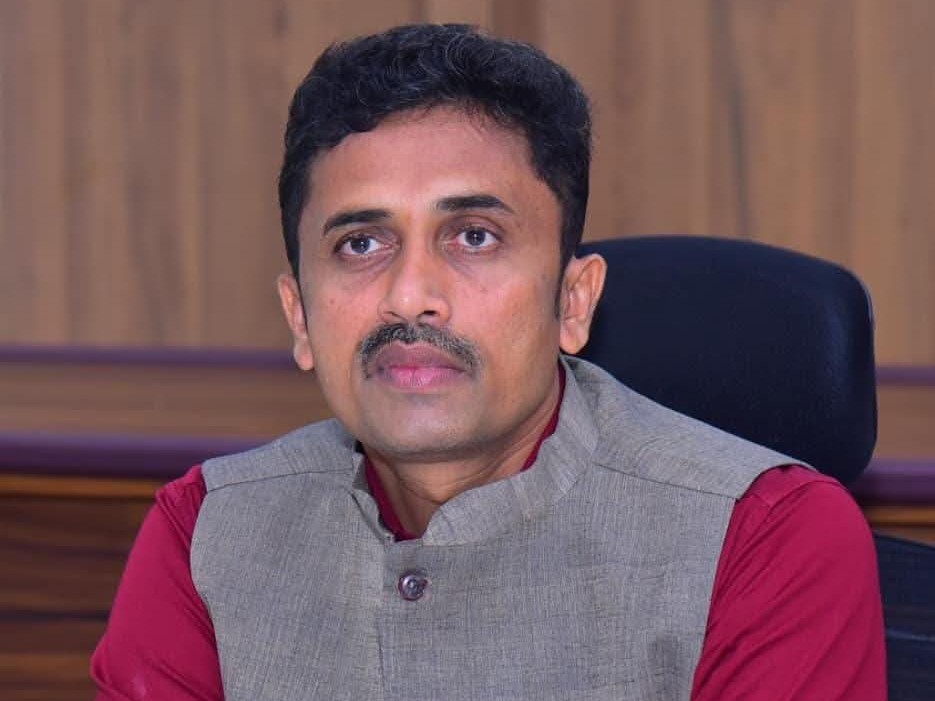 ఉచితంగా పోటీ పరీక్షల శిక్షణ: కలెక్టర్