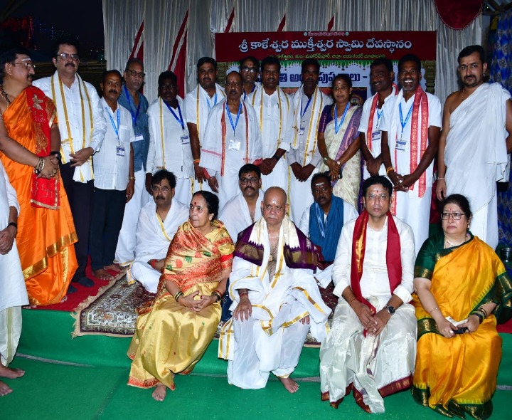 పుష్కర స్నానం ఆచరించిన గవర్నర్ దంపతులు