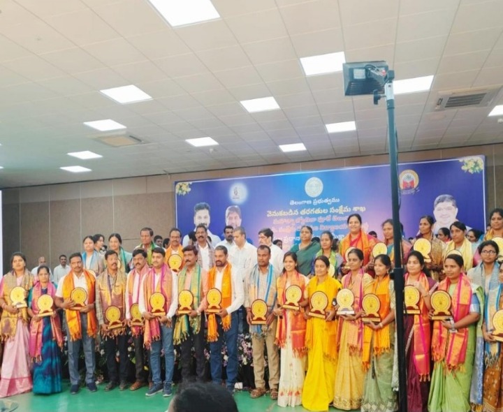ఎంజేపీ పాఠశాల ప్రిన్సిపాళ్లను సన్మానించిన మంత్రి