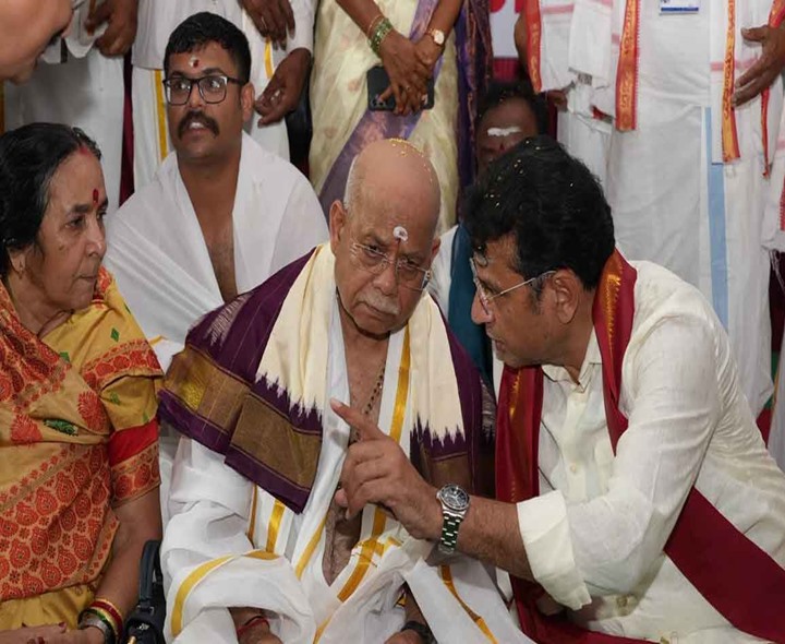 పుష్కరాలు.. గవర్నర్ దంపతులు పుణ్యస్నానాలు