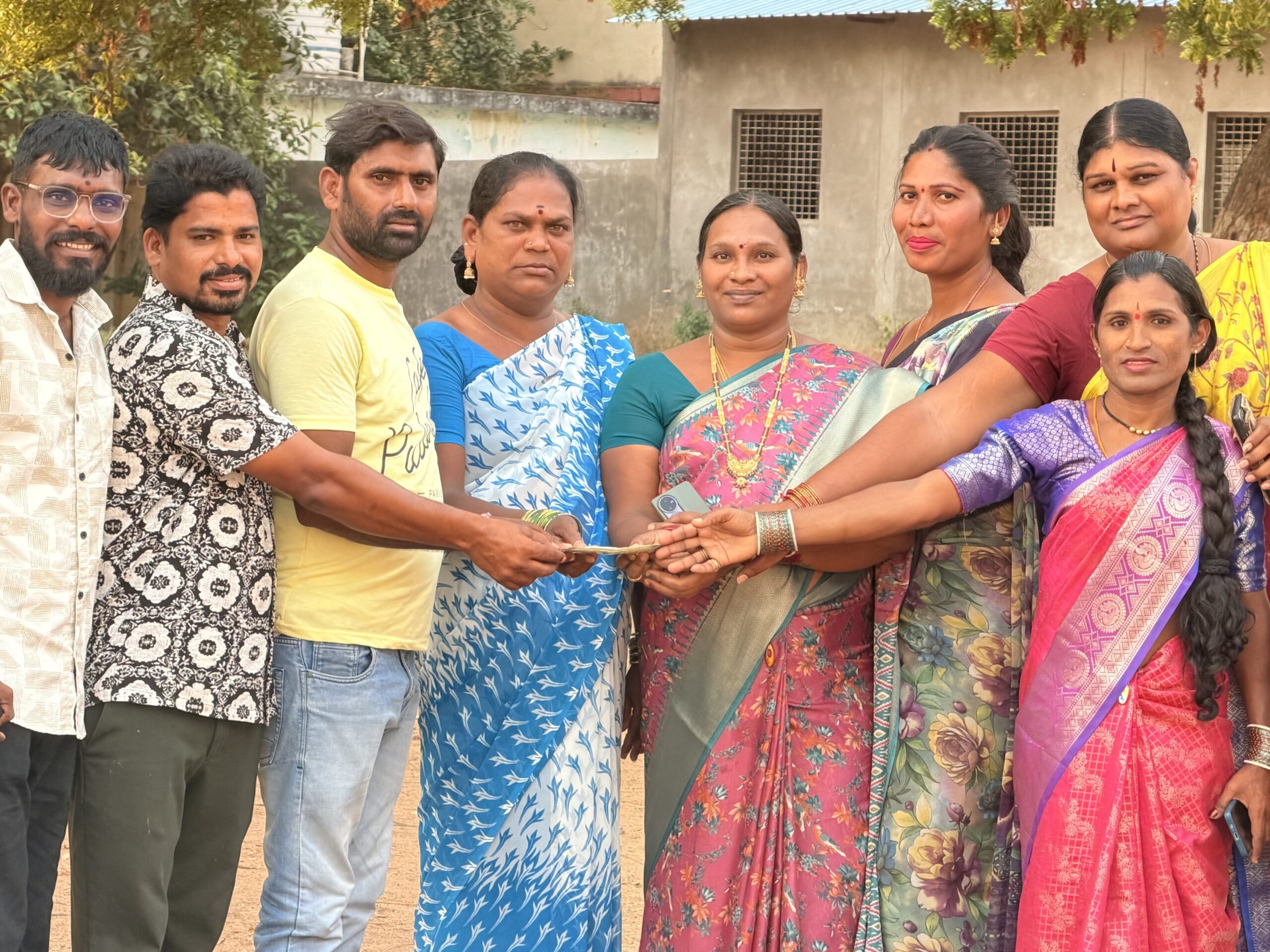 మానవత్వం చాటుకున్న తొర్రూరు ట్రాన్స్ జెండర్స్