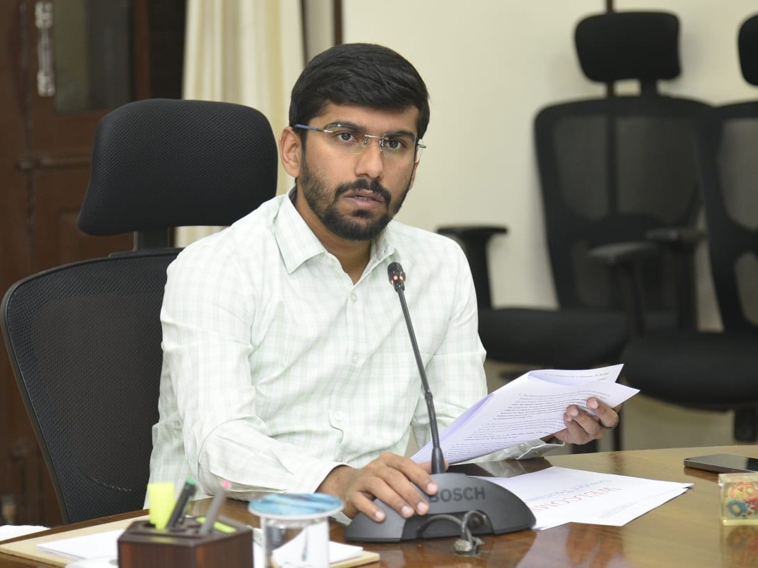 ఆధార్‌ అక్రమాలపై కలెక్టర్ ఆరా