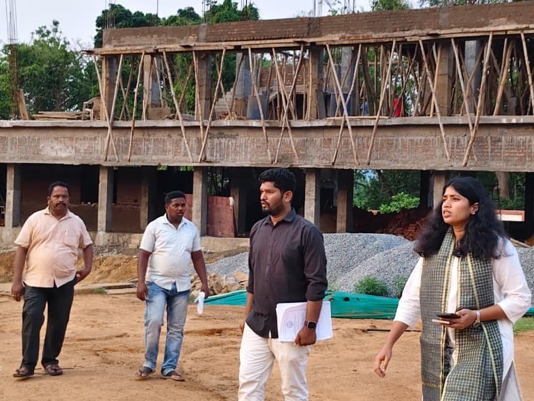 నిర్మాణ పనులను పరిశీలించిన పి. ఓ