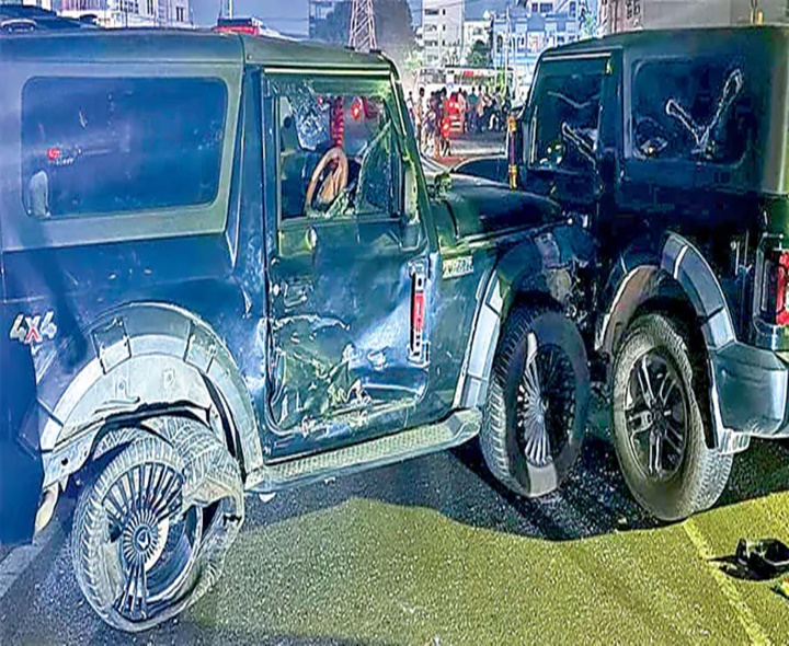 నడిరోడ్డుపై యువకుల బీభత్సం